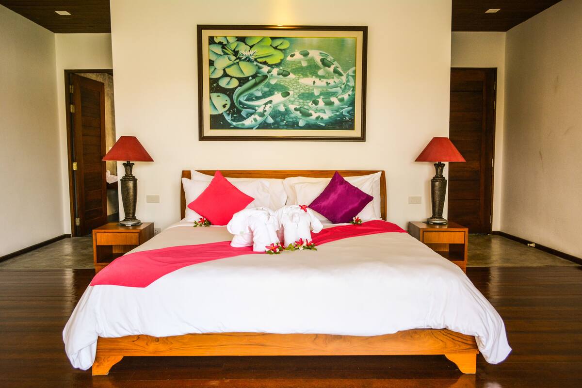 Deluxe Pool Villa | Minibar, in-room safe, desk, blackout drapes