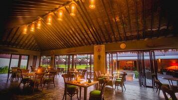 Serviço de almoço e jantar; culinária tailandesa, vistas para a piscina