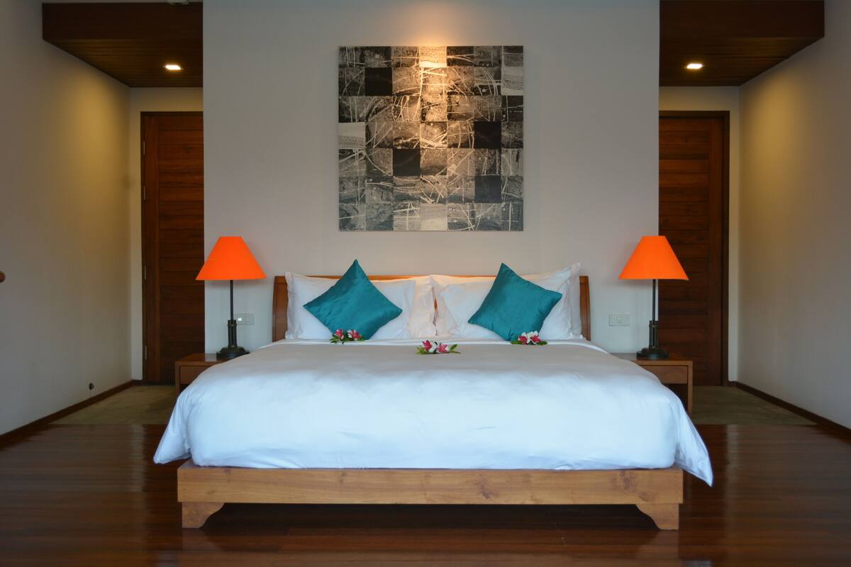 Lotus villa | Minibar, in-room safe, desk, blackout drapes