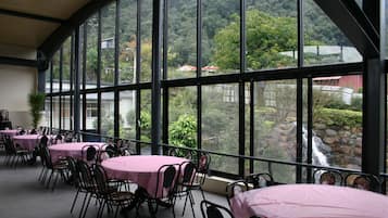 2 restaurantes, se sirven desayunos, comidas, cenas y cocina asiática