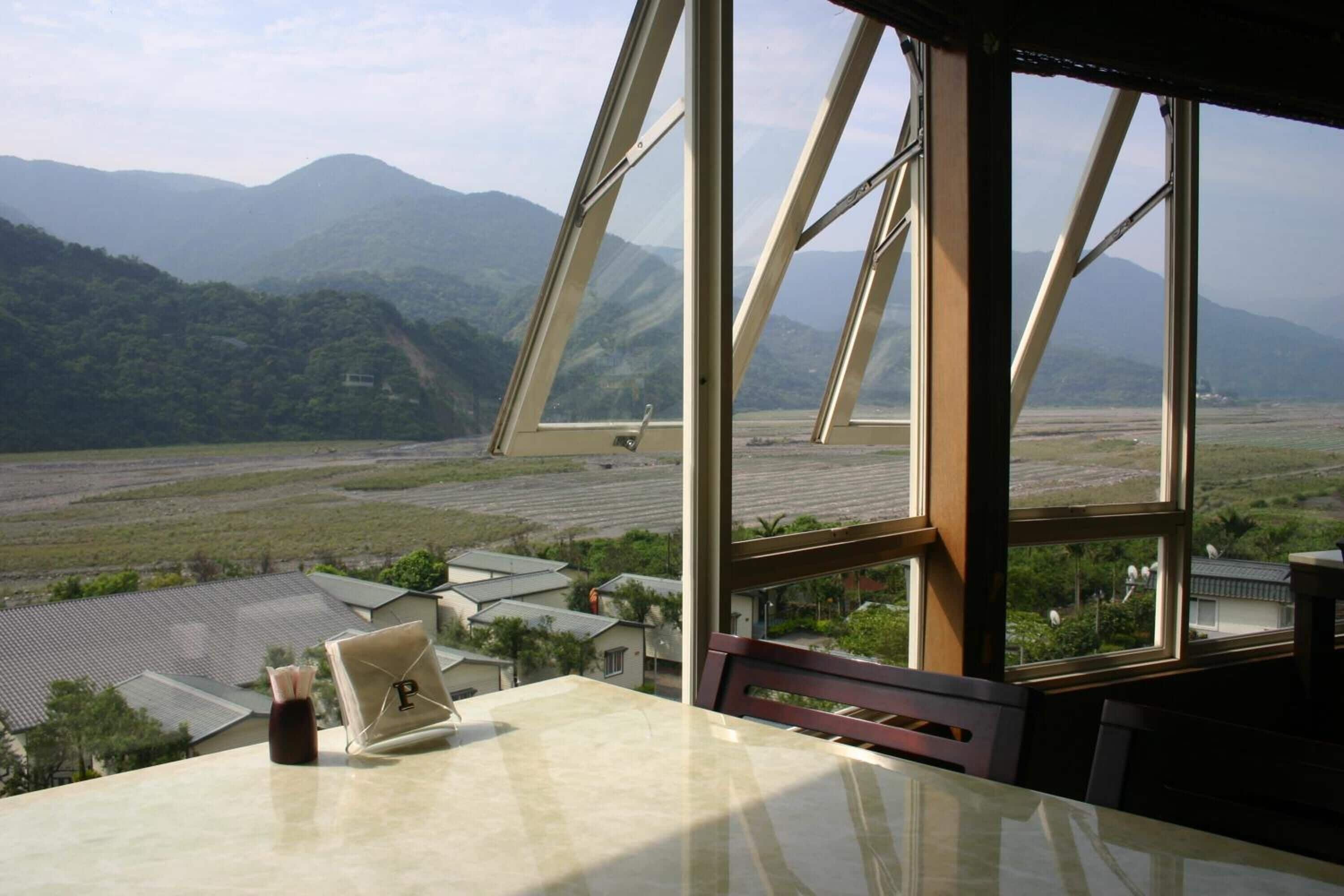 2 restaurantes; se sirven desayunos, almuerzos, cenas y cocina asiática 