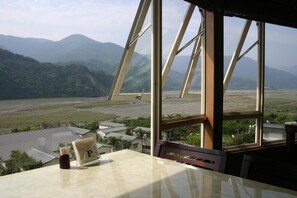 2 restaurantes; se sirve desayuno, almuerzo y cena; cocina asiática