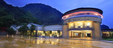 2 restoran, sarapan, makan tengah hari dihidangkan; masakan Asia