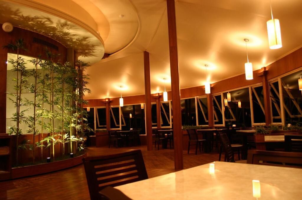2 restaurantes; se sirven desayunos, comidas y cenas