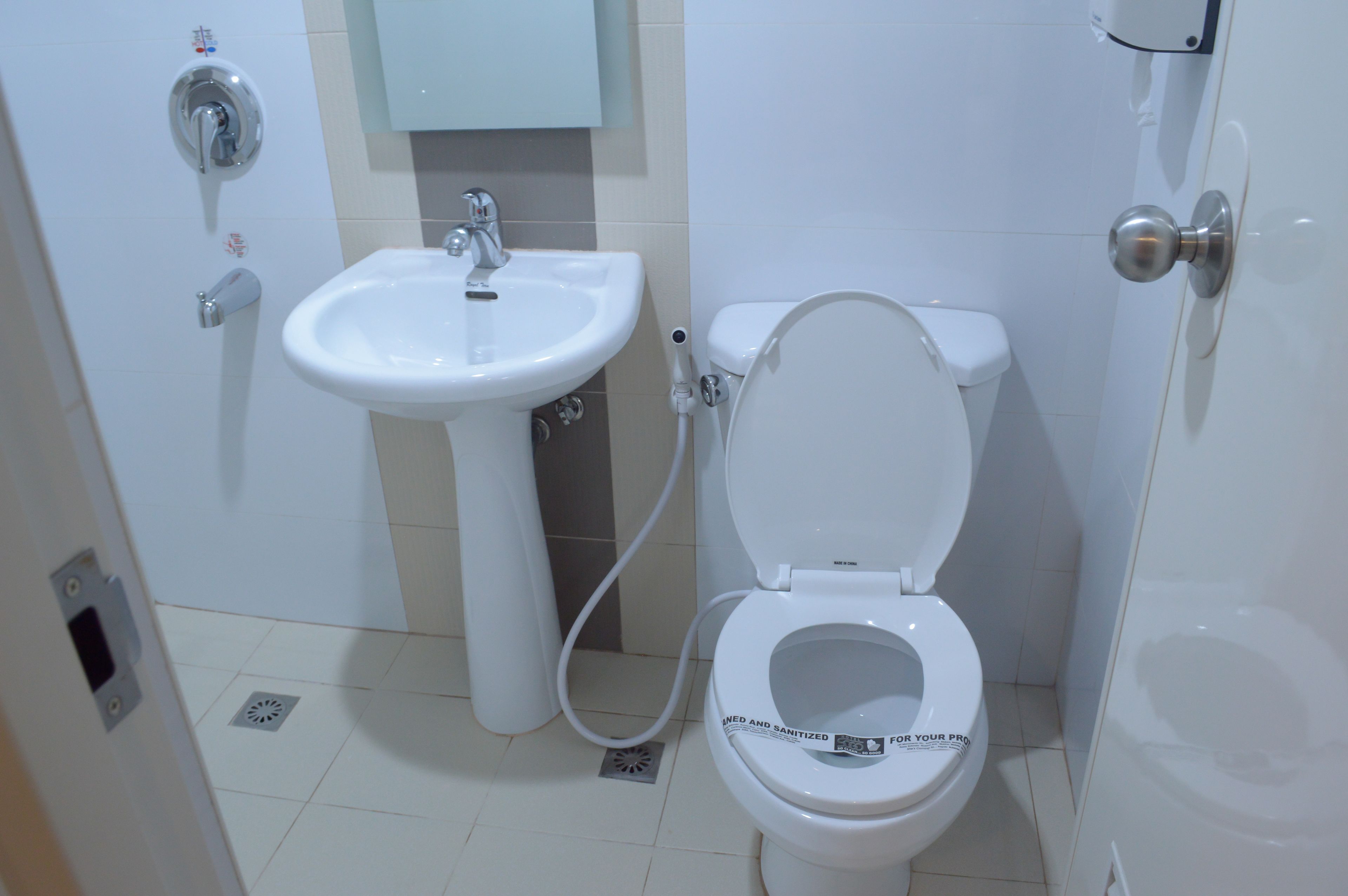 A bathroom with a white sink, toilet, and bidet.