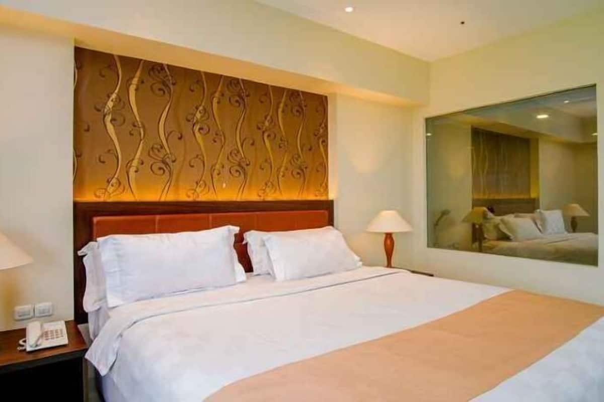 1 bedroom, premium bedding, in-room safe, desk