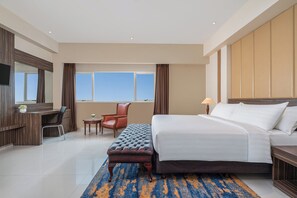 Suite Room | Bộ đồ giường cao cấp, két bảo mật tại phòng, bàn 