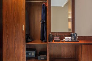 Premium bedding, in-room safe, desk, free WiFi