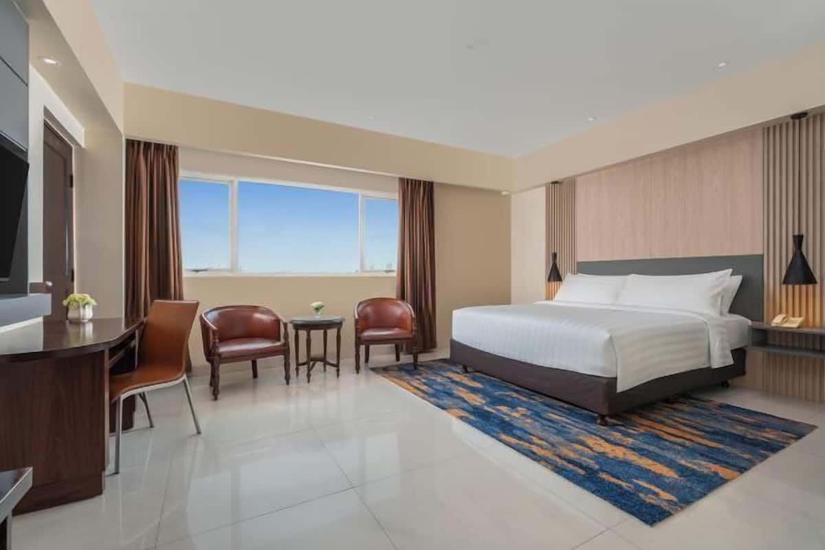 Ropa de cama de alta calidad y caja de seguridad en la habitación