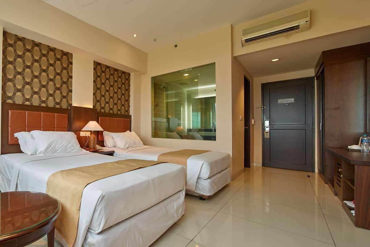 Premium bedding, in-room safe, desk, free WiFi