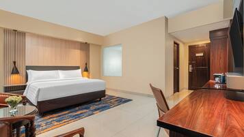 Ropa de cama de alta calidad y caja de seguridad en la habitación