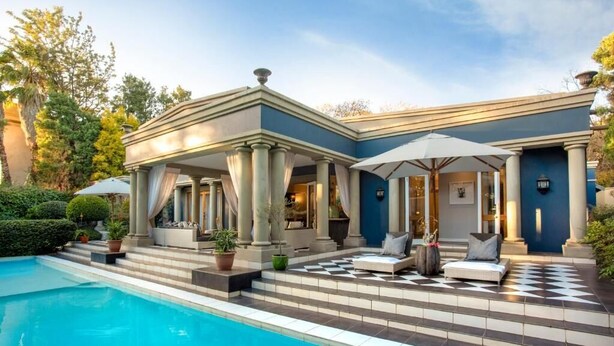 2 outdoor pools - The Fairlawns Boutique Hotel & Spa (Johannesburg)