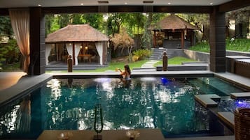 2 outdoor pools