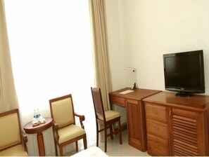 Minibar, caja de seguridad en la habitación y escritorio