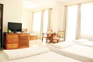 Standard Family 4 Beds | Minibar, caja de seguridad en la habitación y escritorio