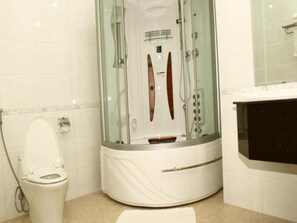 Suite | Badezimmer | Kostenlose Toilettenartikel, Haartrockner, Hausschuhe, Handtücher