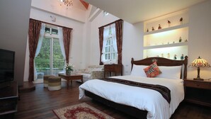 A bedroom with a large bed, a TV, a sofa, and a window with curtains. - Yilan Yalu Good View Homestay (Datong)