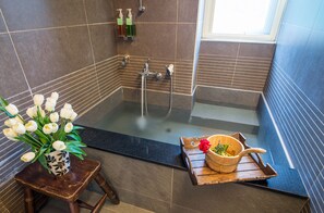 Ducha y bañera combinadas y bañera profunda