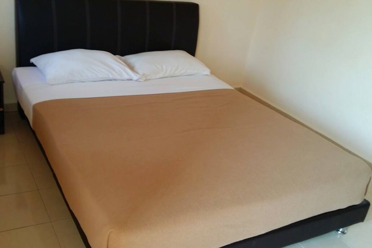 Queen Room | Desk, WiFi (free)