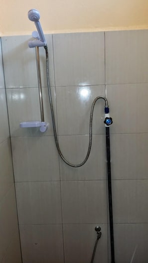 Bathroom shower - Cenang Valley Inn (Langkawi)