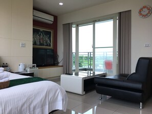 Double Room, Jetted Tub (No.2) | Individually decorated, individually furnished, blackout drapes - Ashore 196 (Dongshan)