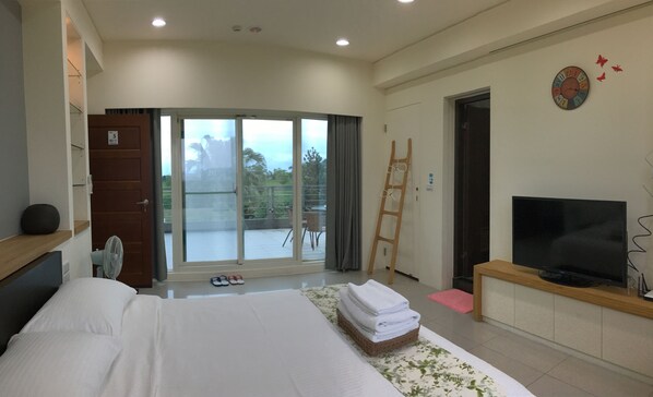 Double Room (Shared Balcony, No.5) | Individually decorated, individually furnished, blackout drapes - Ashore 196 (Dongshan)