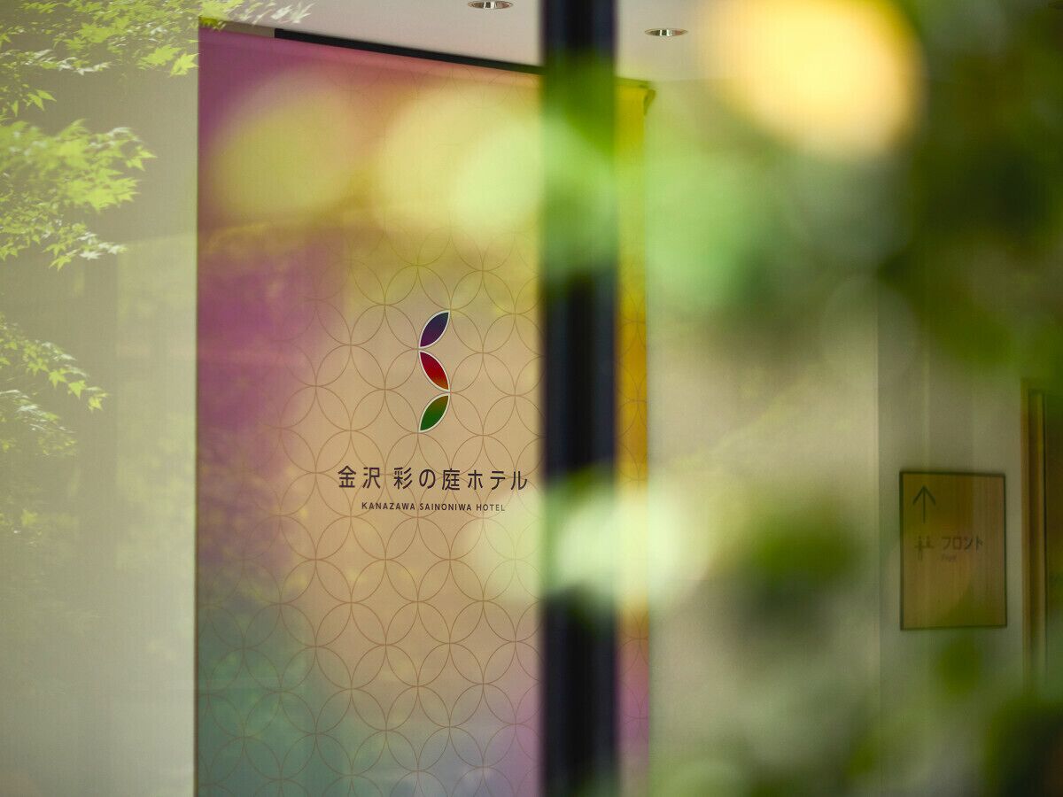 Placa de hotel com padrão geométrico e texto em japonês.