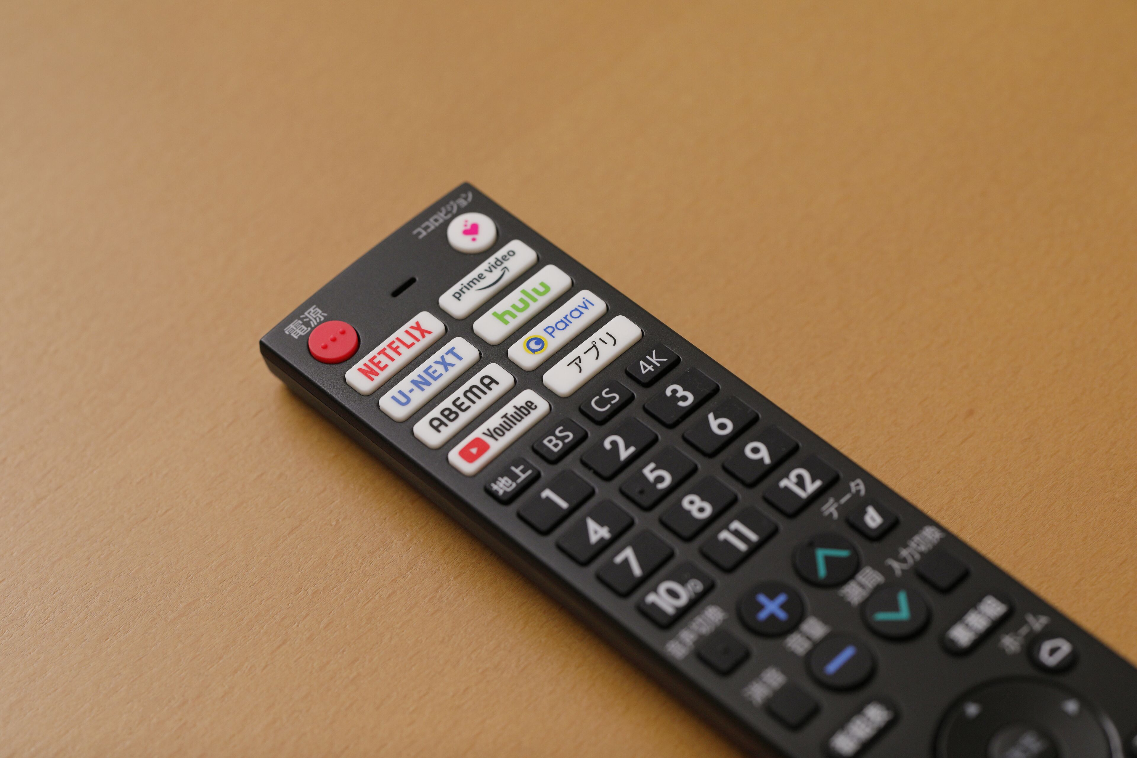Un control remoto con varios botones, incluyendo Netflix, Hulu y YouTube.