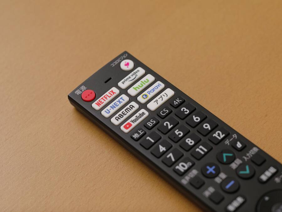 Un control remoto con varios botones, incluyendo Netflix, Hulu y YouTube.