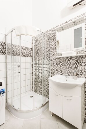 Standard Apartment, 2 Bedrooms | Bathroom | Free toiletries, hair dryer, towels, soap - Grand Budapest Apartments (Budapest)