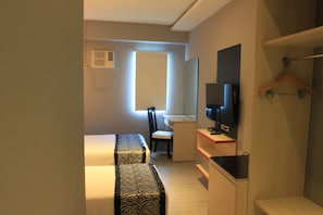 Executive Suite | In-room safe, desk, bed sheets