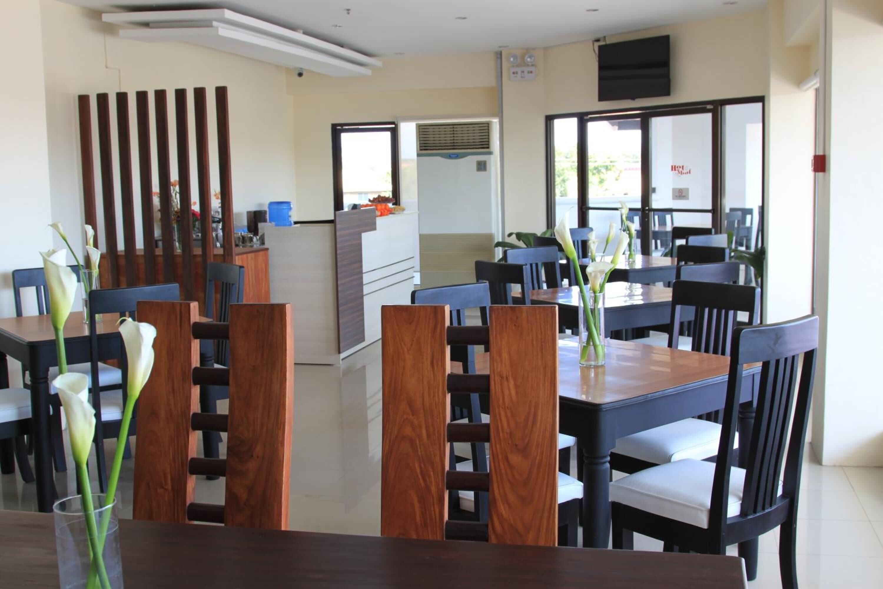 breakfast, lunch and dinner served