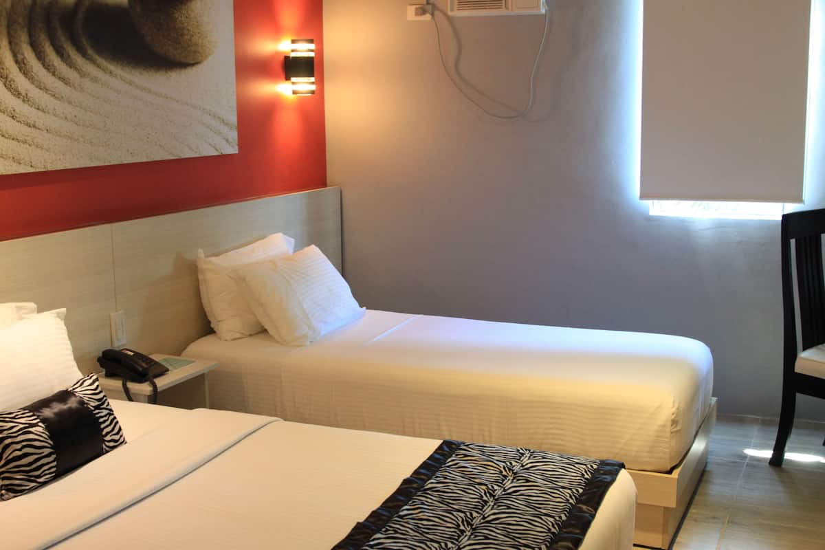 Executive Twin Room | In-room safe, desk, bed sheets