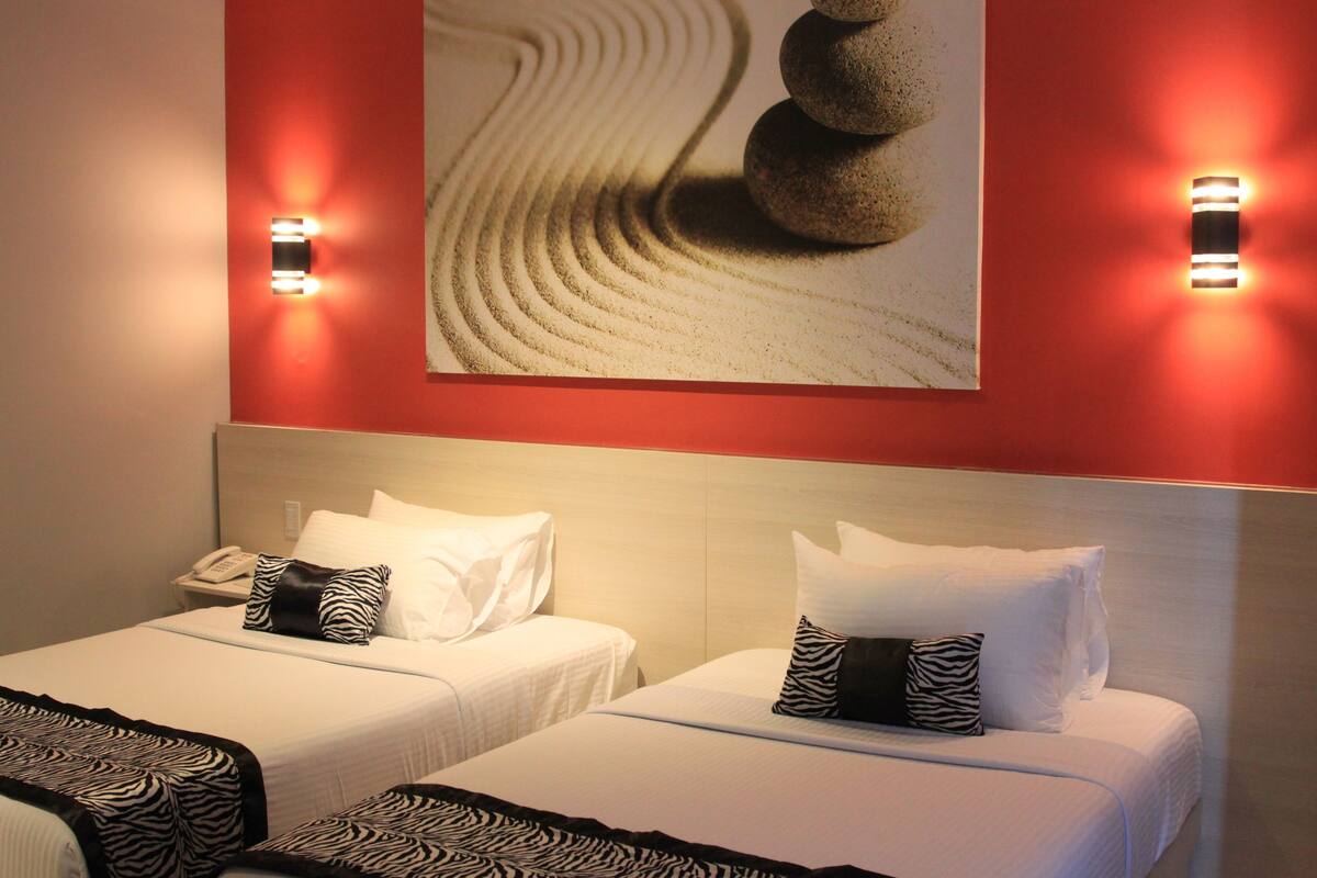 Executive Suite | In-room safe, desk, bed sheets