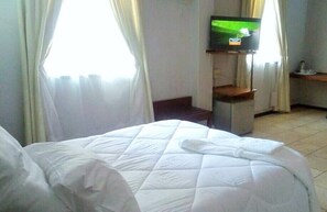Sable | Premium bedding, in-room safe, desk, iron/ironing board - The Lusaka Hotel (Lusaka)