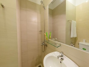 Kamar Double Deluks, pemandangan kota | Kamar mandi | Shower, pengering rambut, sandal, dan handuk