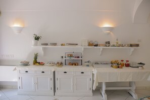 朝食 (ビュッフェ)、毎日提供 (無料)