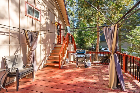 Terrace/patio - Smoke Tree | Newly Updated Cozy Cabin Retreat (Shaver Lake)