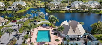 Walk to the Beach/Pool 2/2 Newly Renovated Condo