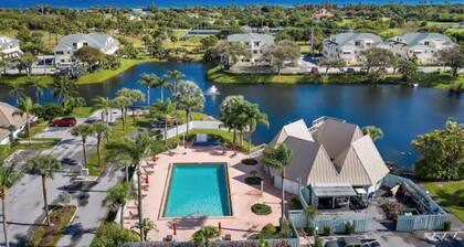 Walk to the Beach/Pool 2/2 Newly Renovated Condo