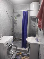 Basic Room | Bathroom