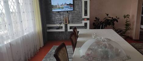 Basic Room | In-room dining