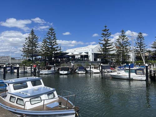 Mordialloc Fully Renovated Beachfront Oasis: Right across from the beach!