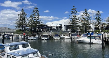 Mordialloc Fully Renovated Beachfront Oasis: Right across from the beach!