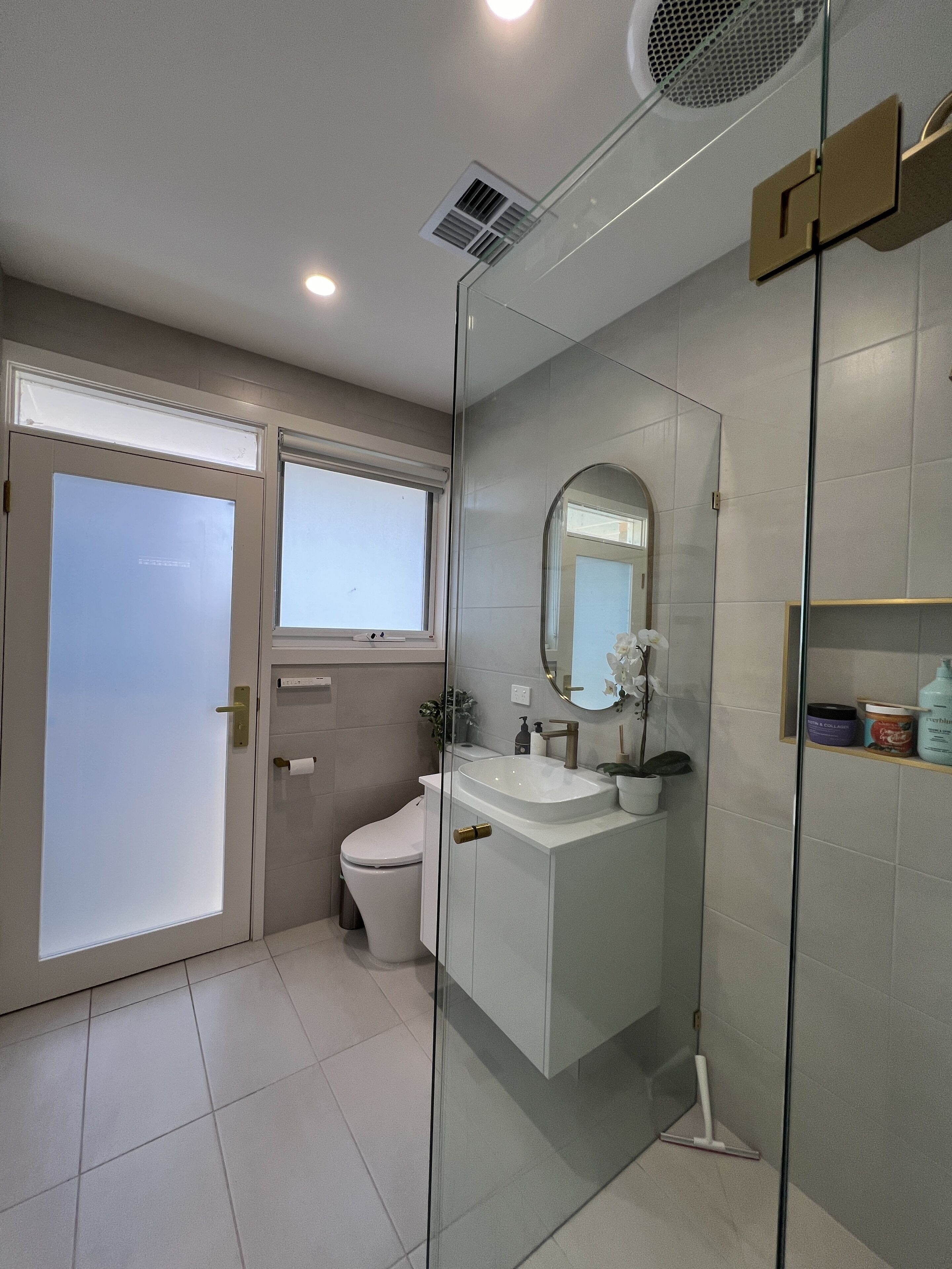 Shower, hair dryer, bidet, towels