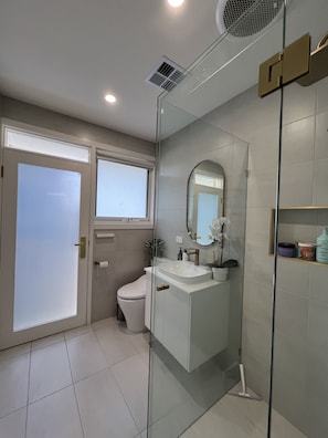 Een douche, een haardroger, een bidet, handdoeken