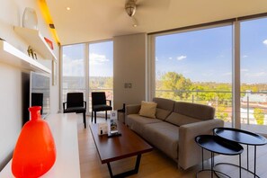 TV, videogames, aparelho de som, escritórios