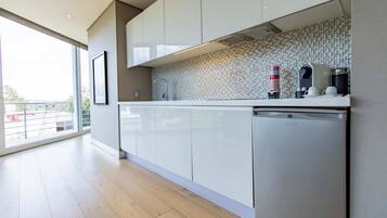 Een koelkast, een microgolfoven, een oven, een kookplaat