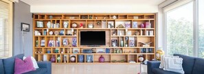 Televisión, videojuegos, estéreo, oficina