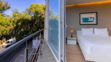 1 bedroom, desk, travel cot, Internet